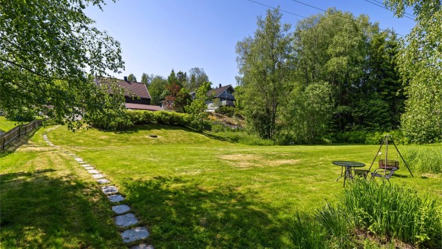 Tomt på hele 3.044 kvm med fine uteområder og strandlinje