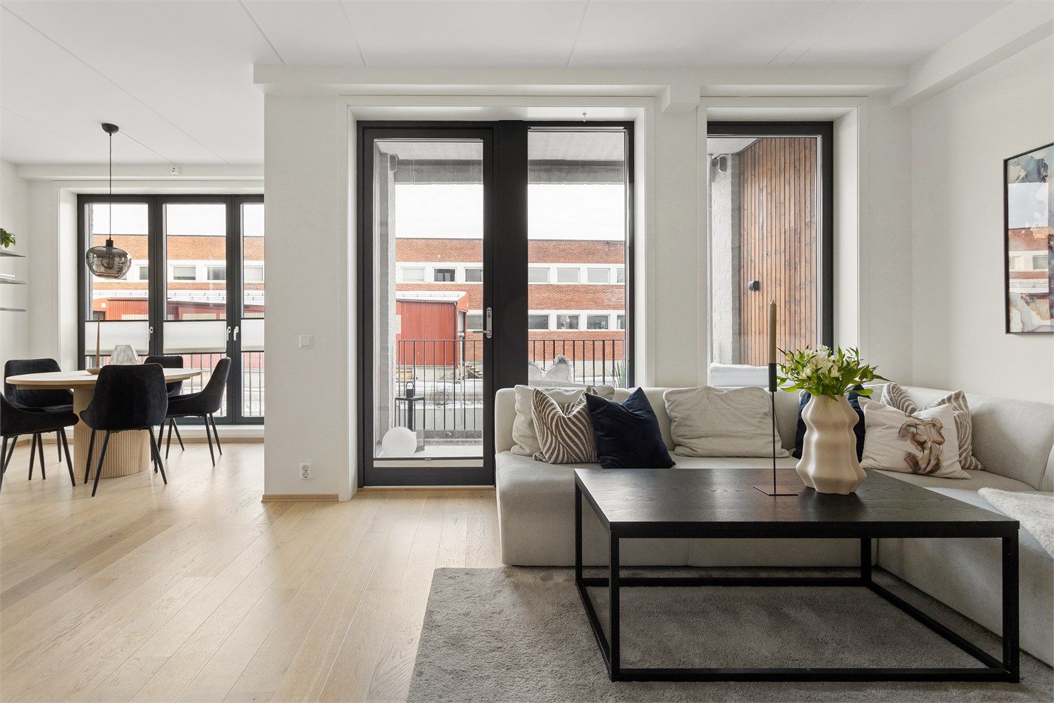 De store vindusflatene i stuen slipper inn rikelig med naturlig lys og skaper en behagelig atmosfære. 