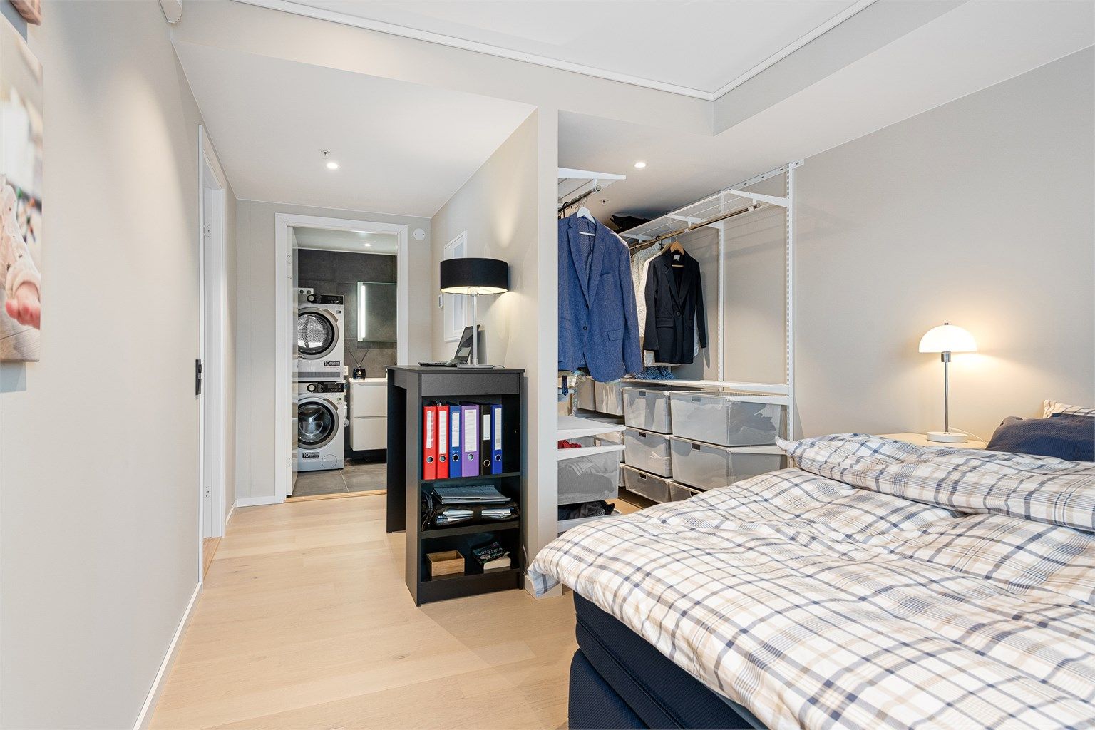 Hovedsoverom med inngang til eget bad og walk in closet 