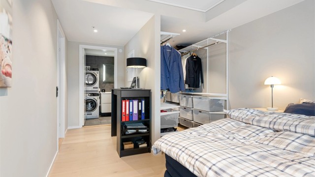 Hovedsoverom med inngang til eget bad og walk in closet