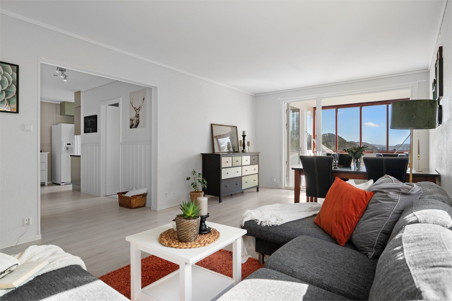 - Lys og innholdsrik stue med store vindusflater som slipper rikelig med naturlig lys, og gir flott utsikt ut - 