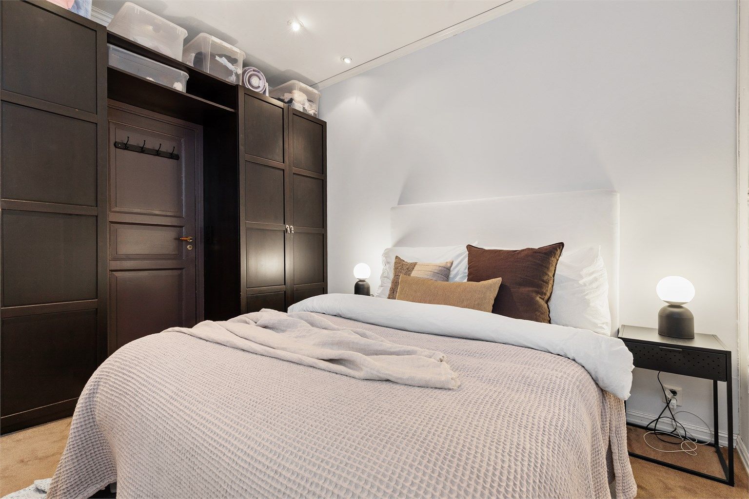 Soverommet har plass til seng med nattbord på hver side, samt garderobeskap.