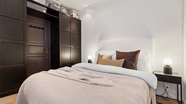 Soverommet har plass til seng med nattbord på hver side, samt garderobeskap.