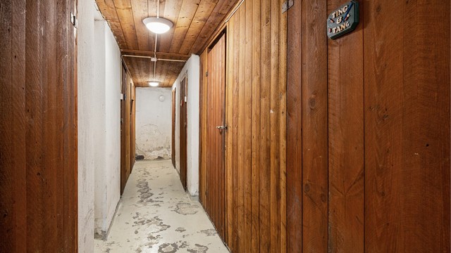 Leiligheten har tilgang til tre egne boder (tinglyst til seksjonen) i felles kjeller