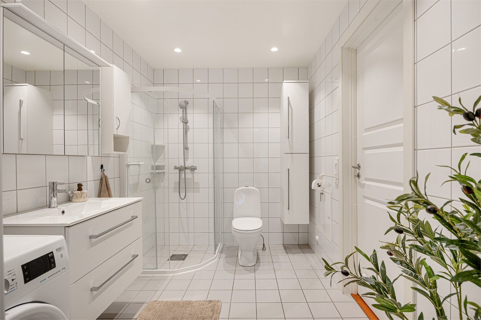 Badet ble oppgradert i 2024 og har flislagt gulv med elektrisk gulvvarme.