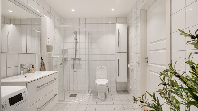 Badet ble oppgradert i 2024 og har flislagt gulv med elektrisk gulvvarme.