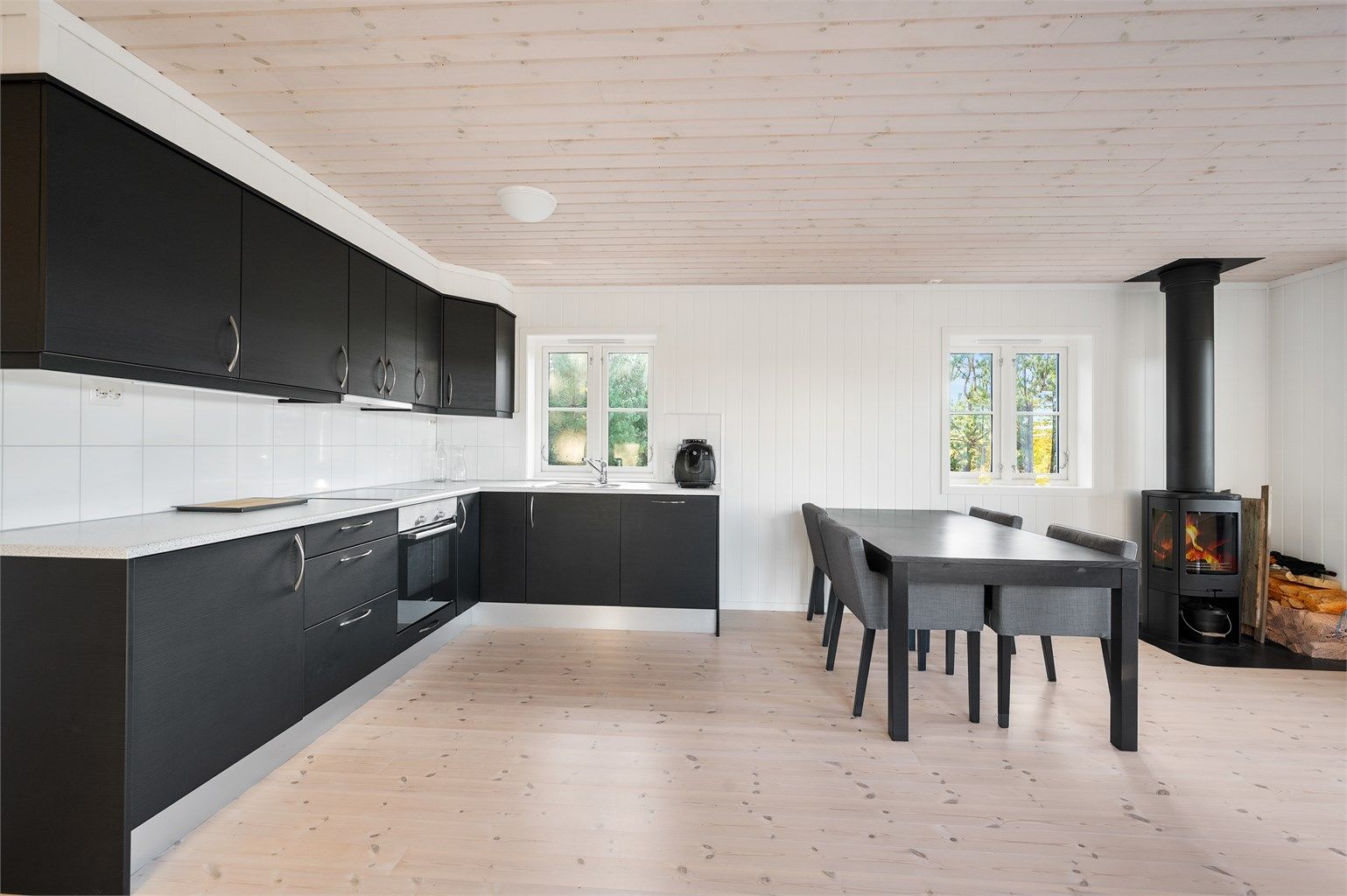 Kjøkken med integrerte hvitevarer