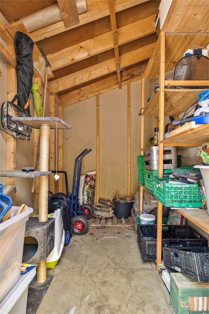 Praktisk utvendig bod på 6 m² gir rikelig med lagringsplass for hageredskaper og utstyr (ikke byggemeldt).