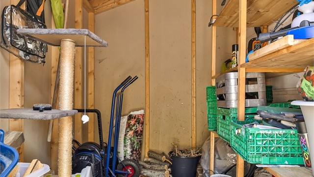 Praktisk utvendig bod på 6 m² gir rikelig med lagringsplass for hageredskaper og utstyr (ikke byggemeldt).