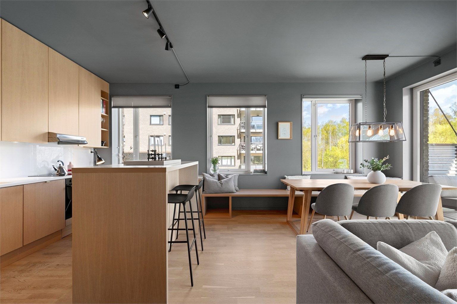 Leiligheten har flere arkitekttegnede løsninger som er bygget av møbelsnekker og fremstår svært gjennomført. Foto: Hanne Bruland/FotoHanne