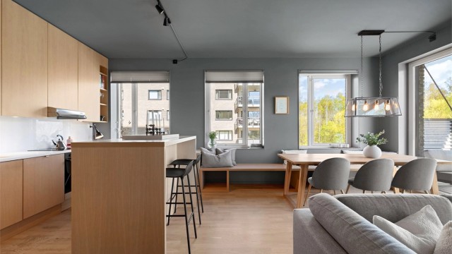 Leiligheten har flere arkitekttegnede løsninger som er bygget av møbelsnekker og fremstår svært gjennomført. Foto: Hanne Bruland/FotoHanne