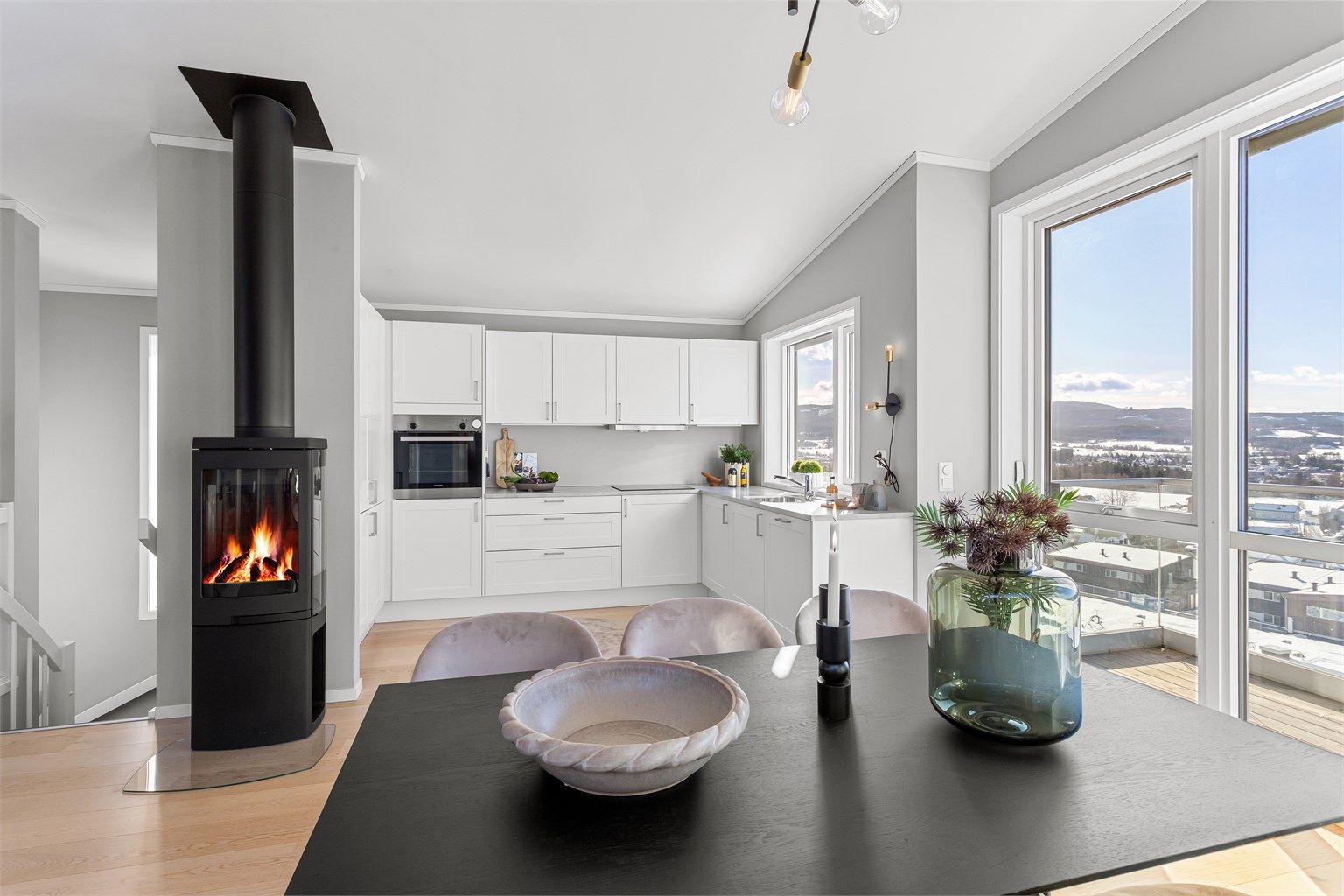 Integrert stekeovn, platetopp, oppvaskmaskin og kjøleskap med fryser som medfølger eiendommen