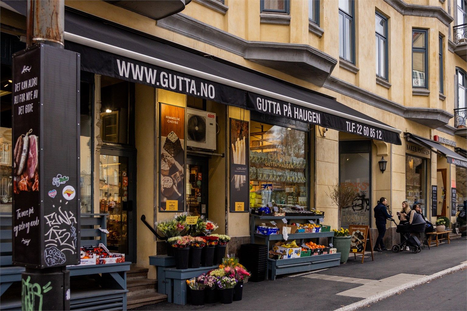 Like i nærheten ligger Gutta på Haugen, en av områdets mest populære delikatessebutikker.