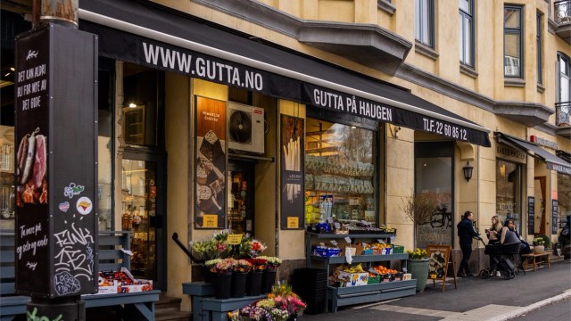 Like i nærheten ligger Gutta på Haugen, en av områdets mest populære delikatessebutikker.