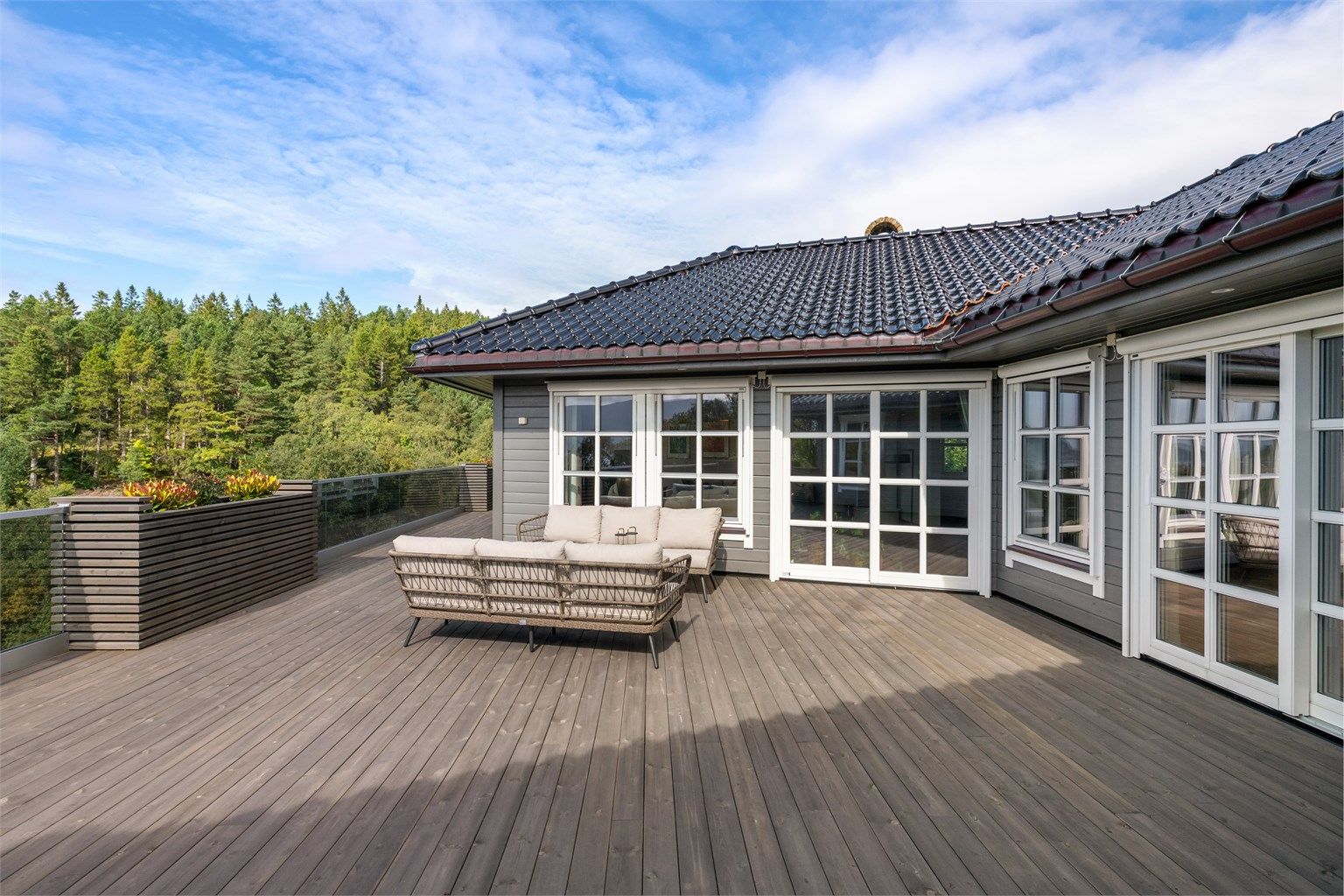 Terrassen har god plass til flere sittegrupper og sosiale sammenkomster.