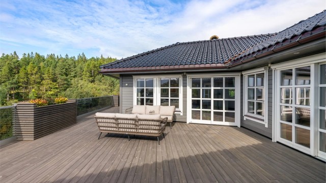 Terrassen har god plass til flere sittegrupper og sosiale sammenkomster.