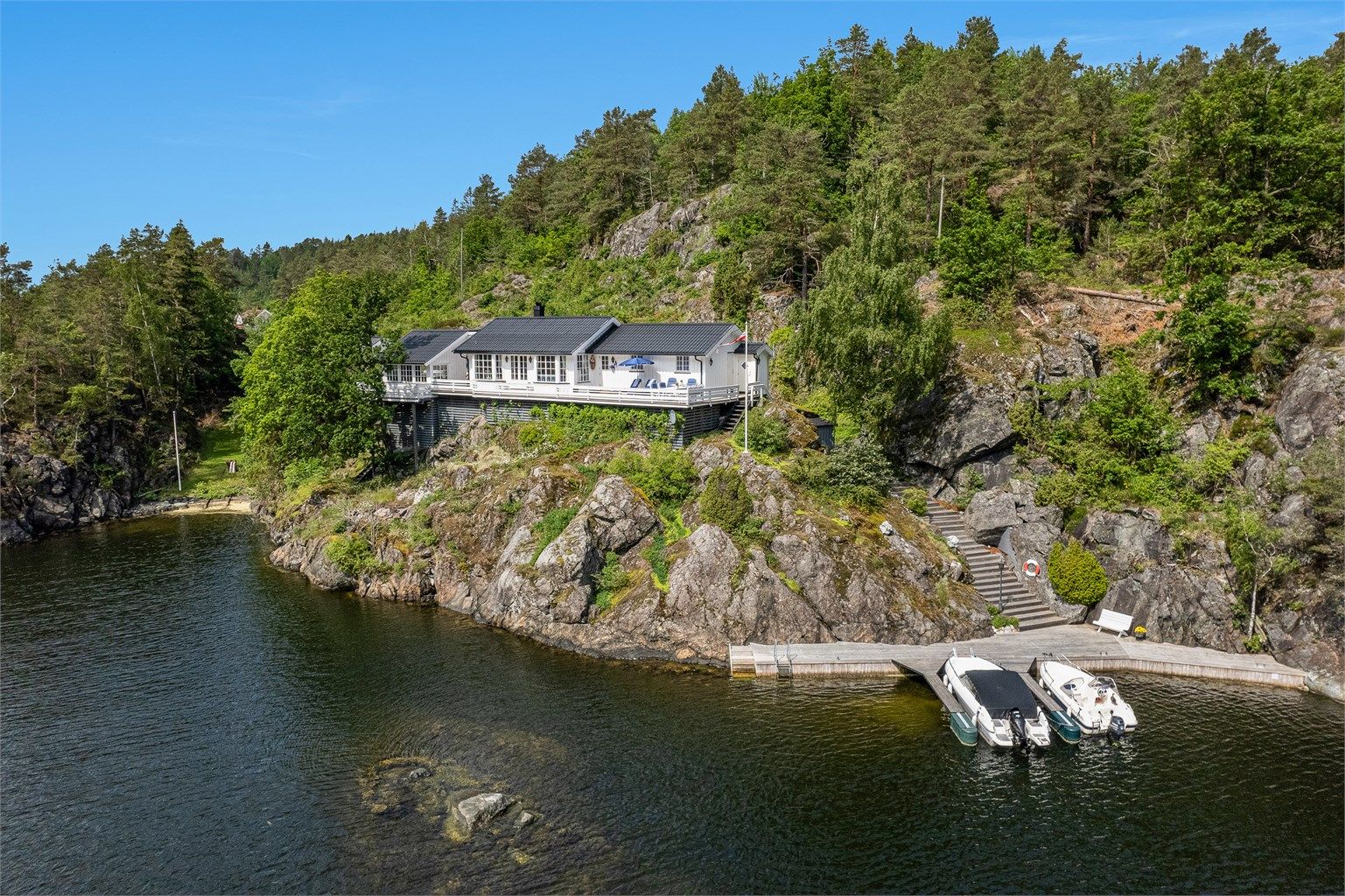 Hytta ligger fint til for seg selv med nydelig utsikt utover sjøen.