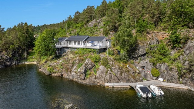 Hytta ligger fint til for seg selv med nydelig utsikt utover sjøen.