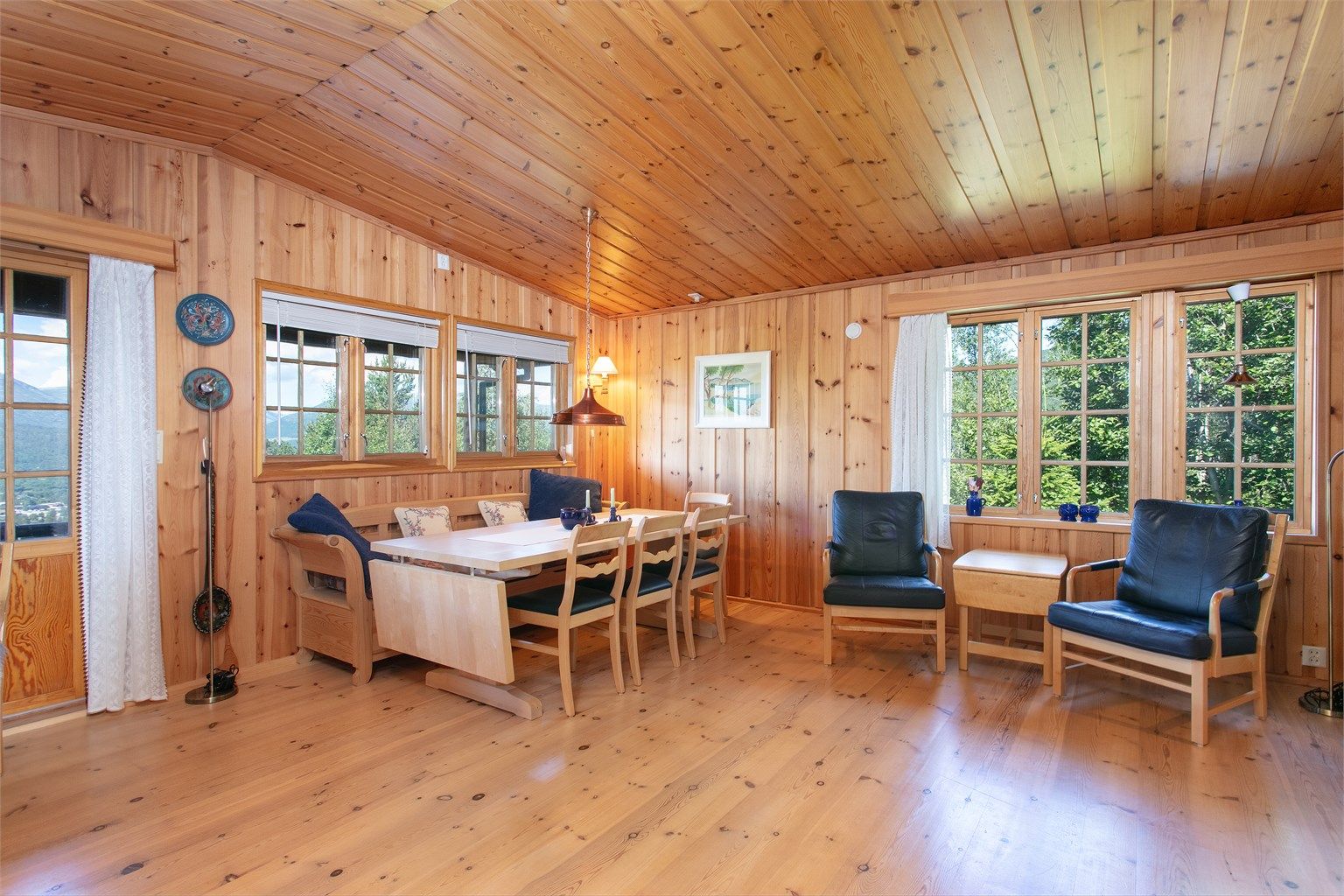 Spisestueavdeling med plass til langbord for hyggelige måltider.