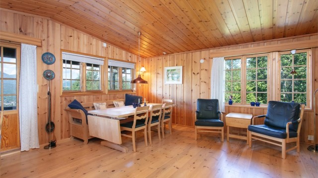 Spisestueavdeling med plass til langbord for hyggelige måltider.