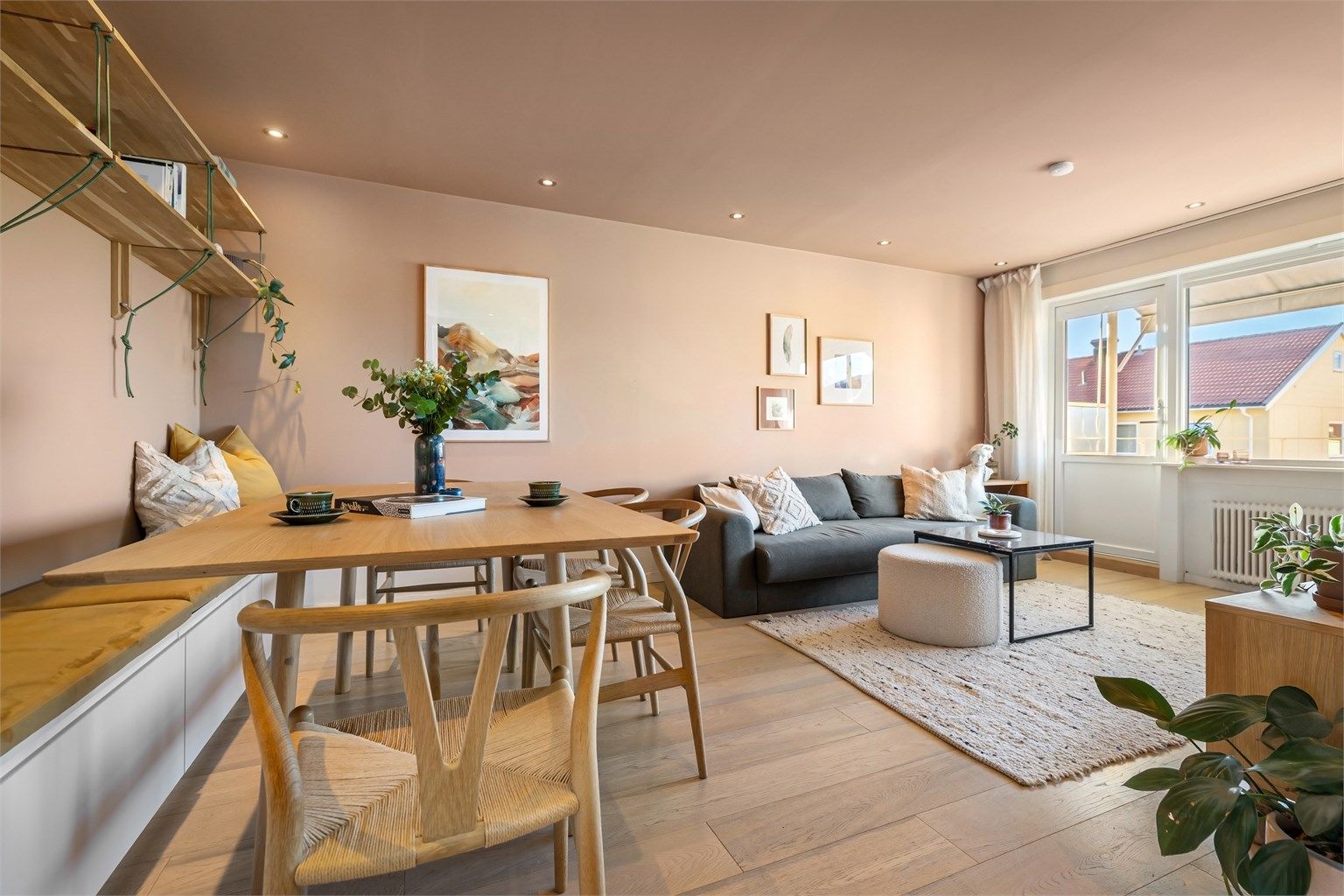 Høy standard med 1-stavs parkett, helsparkelde vegger og downlights i tak.