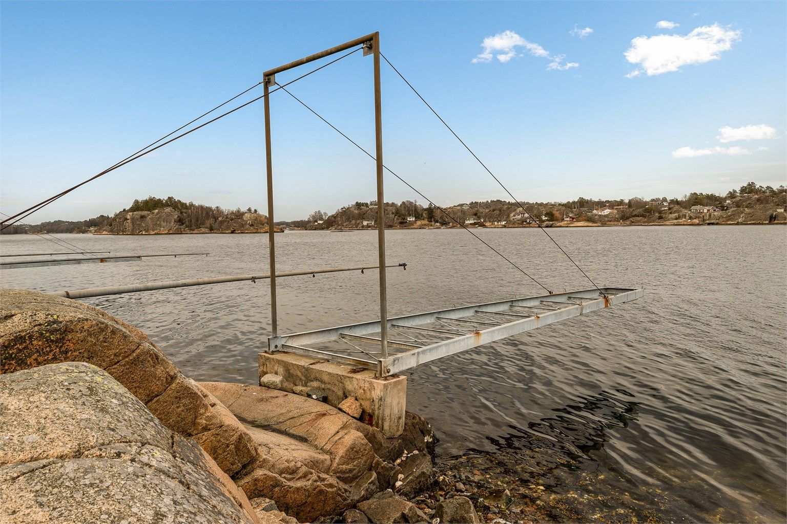 Det følger med båtplass (nr. 58) på felles brygge, kun en kort spasertur fra hytta.