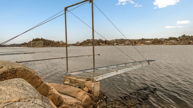 Det følger med båtplass (nr. 58) på felles brygge, kun en kort spasertur fra hytta.