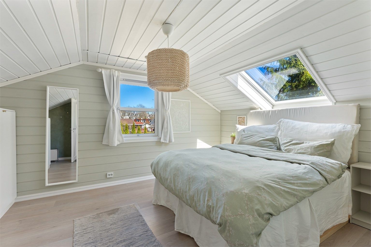 Det tilstøtende rommet i loftsetasjen er innredet som soverom, med takvindu og panelkledde vegger.Rom over garasje er godkjent i kommunen og kjøper overtar ansvaret for dette. Konsekvens er at det må rives.