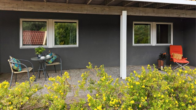 Skjermet uteplass ved underetasjen med god plass til ekstra utemøbler.