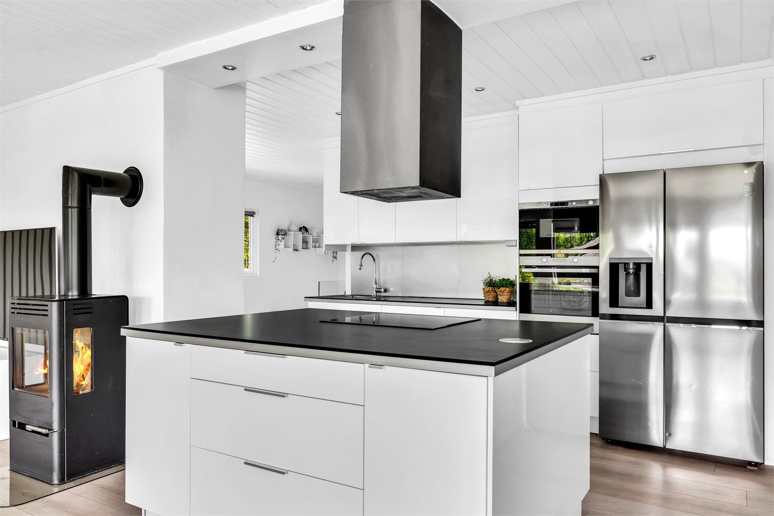 Det lyse kjøkkenet fra 2010 tilbyr rikelig med plass for matlaging og koselige stunder.