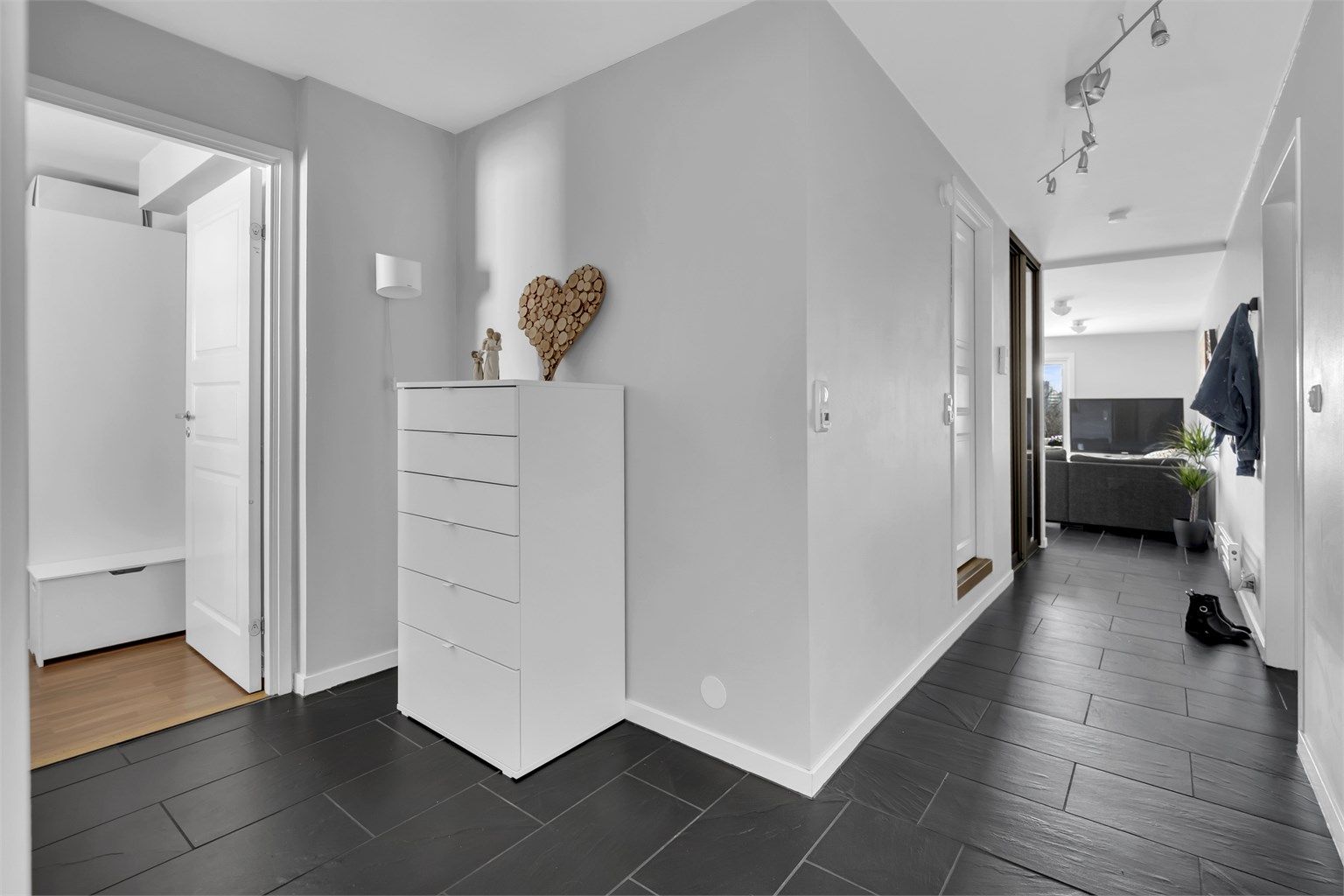 Fra entréen er det adkomst til samtlige rom i boligen.