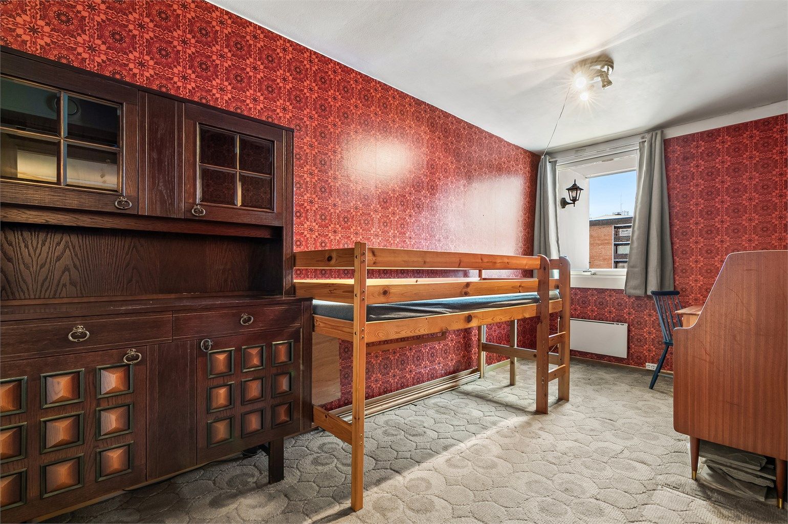 Soverom 1 - et av to soverom i leiligheten - god plass til dobbeltseng og nattbord - vindu orientert mot vest