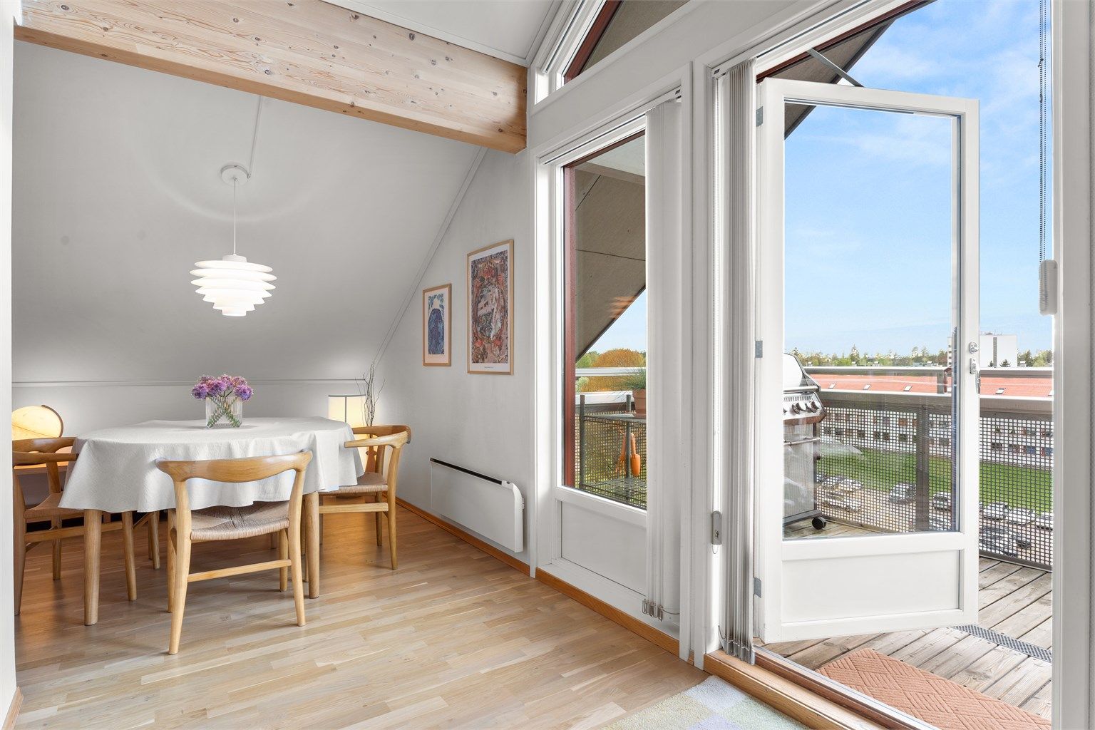 Fra stuen er det direkte utgang til vestvendt balkong på ca. 14m² - her får du sol fra formiddag til solen går ned.