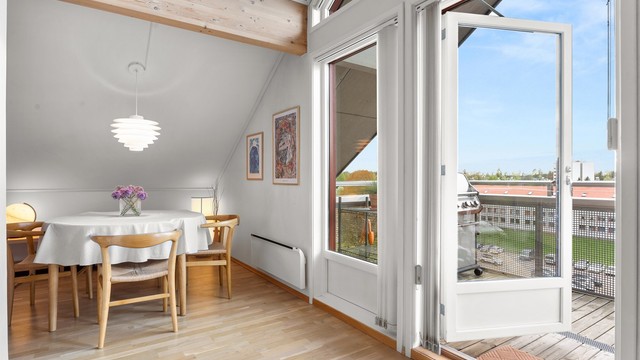 Fra stuen er det direkte utgang til vestvendt balkong på ca. 14m² - her får du sol fra formiddag til solen går ned.