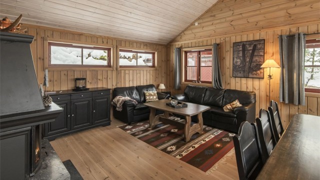 Hytta har en gjennomgående stil med profilerte dører og tradisjonelle materialvalg.