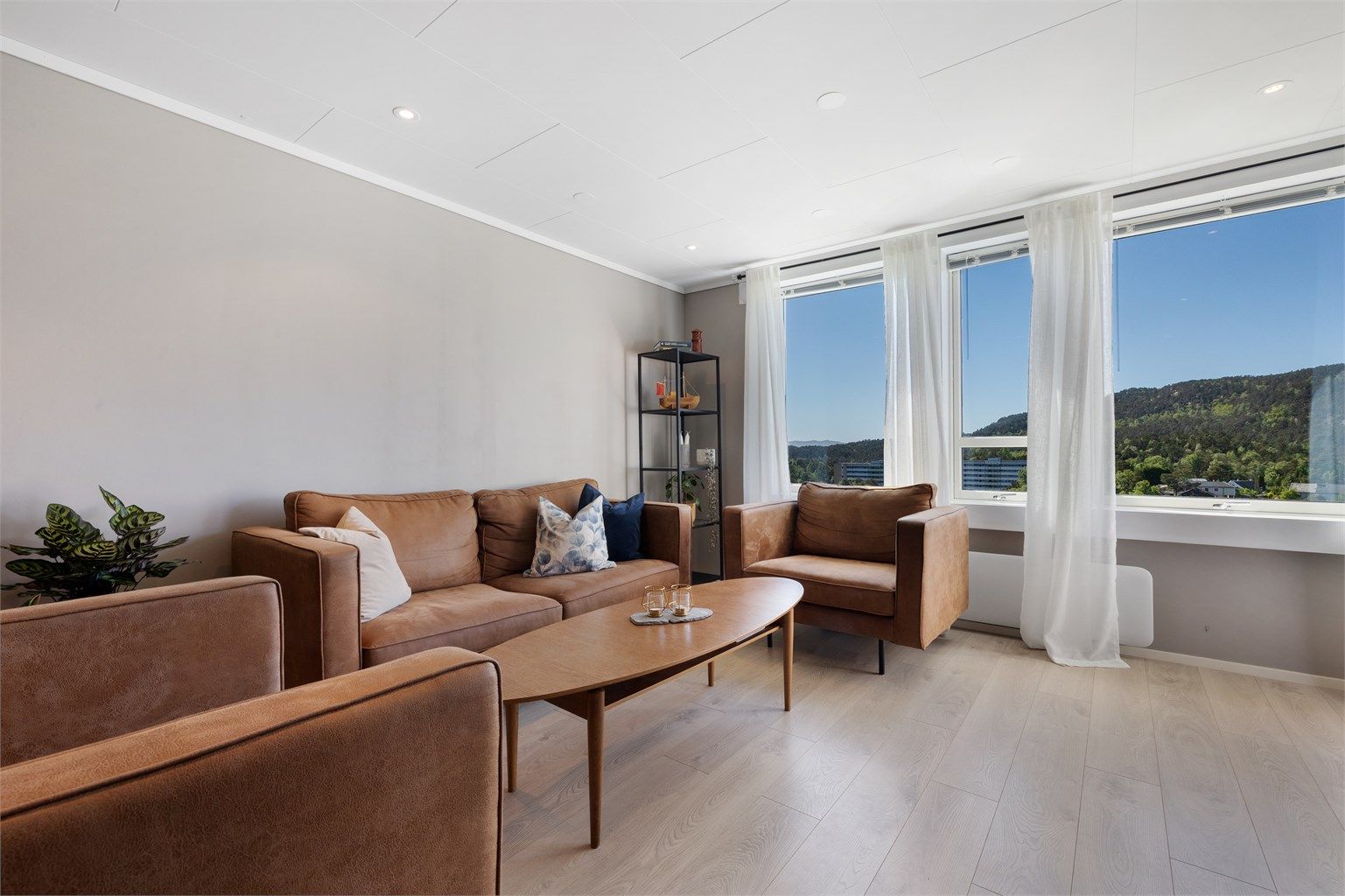 Stuen har store vindusflater med godt lysinnslipp