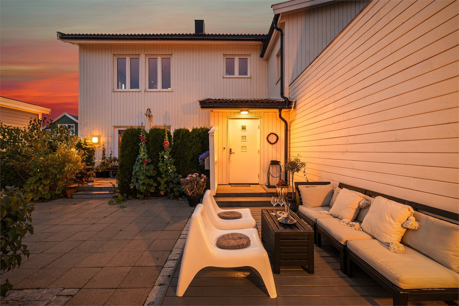 Inngangspartiet benyttes kun av denne leiligheten som utgjør hele byggets andre etasje.