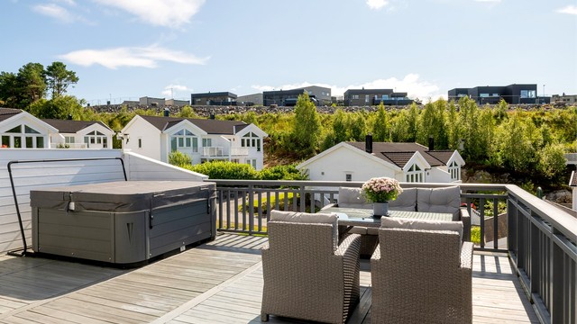 Balkongen har god plass til både sittegruppe og utendørs boblebad.