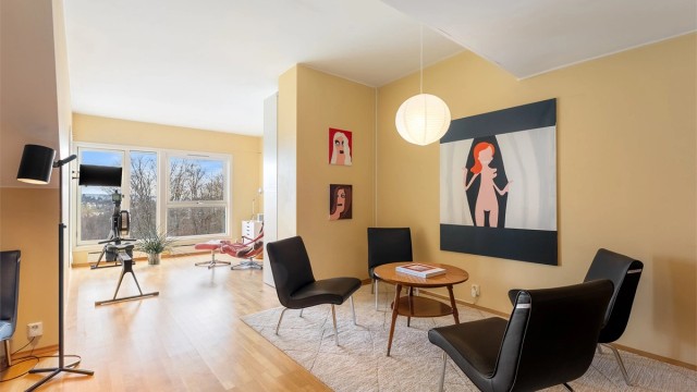 Loftstuen fremstår som et lyst og trivelig oppholdsrom – perfekt som TV-stue, hjemmekontor eller ekstra oppholdsrom etter behov