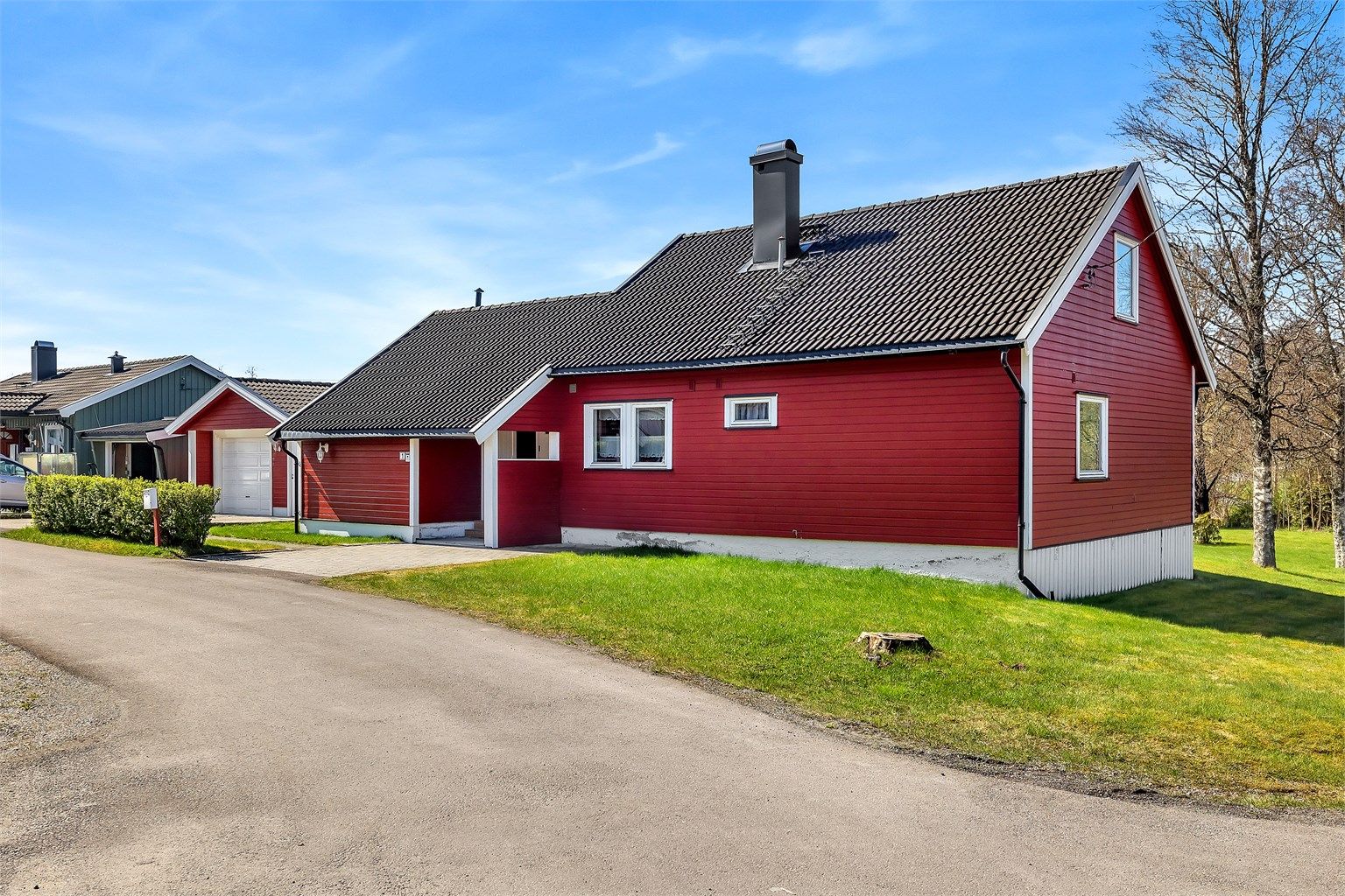 Hyggelig familiehus med garasje! Terrassen ligger på baksiden av boligen og har fin lokal utsikt over jorder og friarealer. Området er forøvrig solrikt og har gode lysforhold.