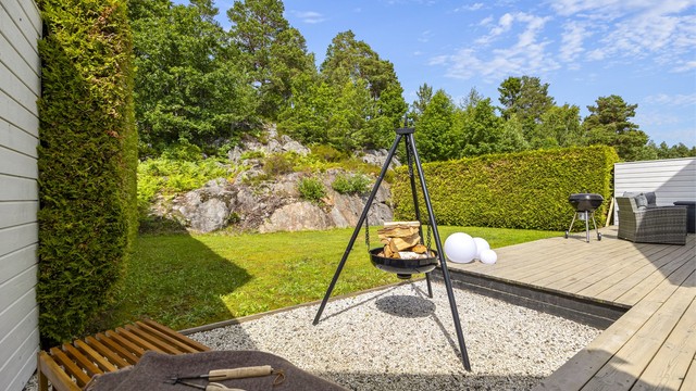 Hagen grenser mot et friområde med svaberg og natur.