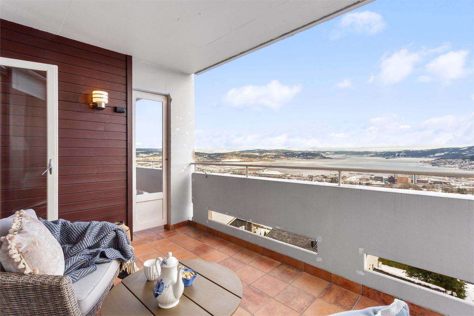 Endeleilighet med usjenert uteplass på den lange balkongen 