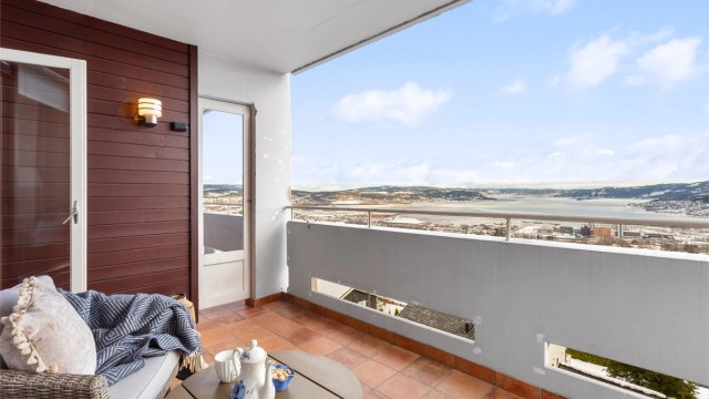 Endeleilighet med usjenert uteplass på den lange balkongen