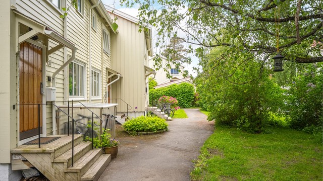 Asfalterte adkomstveier leder frem til boligen.