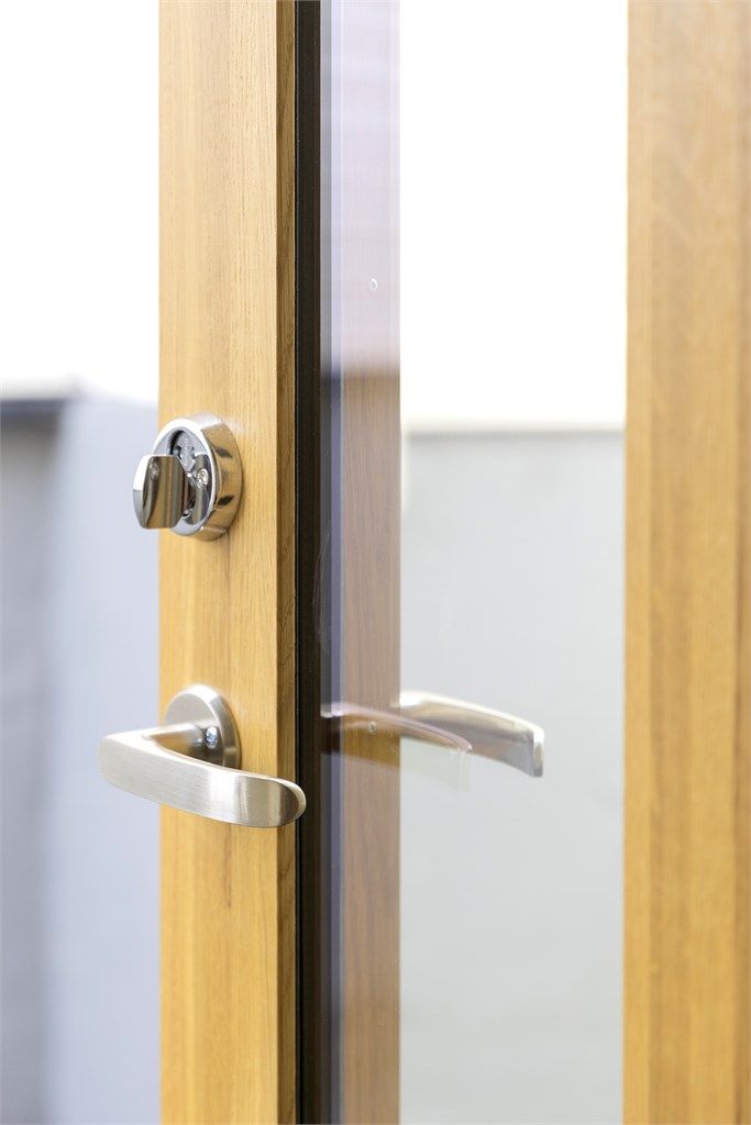 Detalj av nyere ytterdør med 2-lags glass.