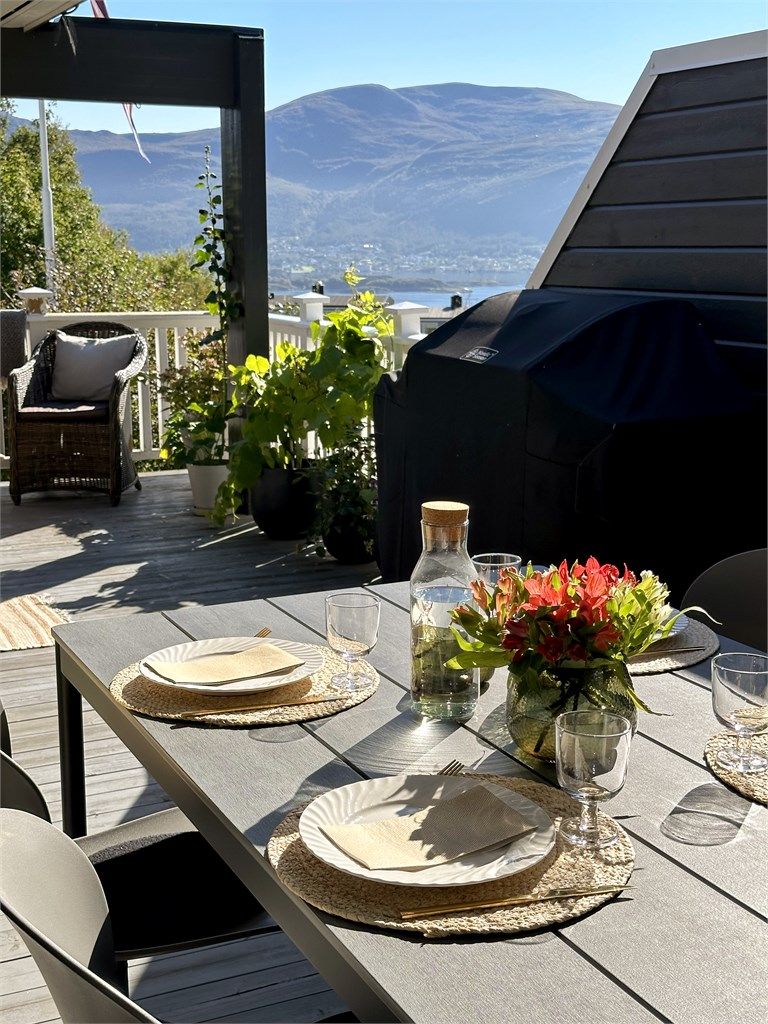 Stemningsbilde fra terrassen (bilde tatt av selger sommerstid)