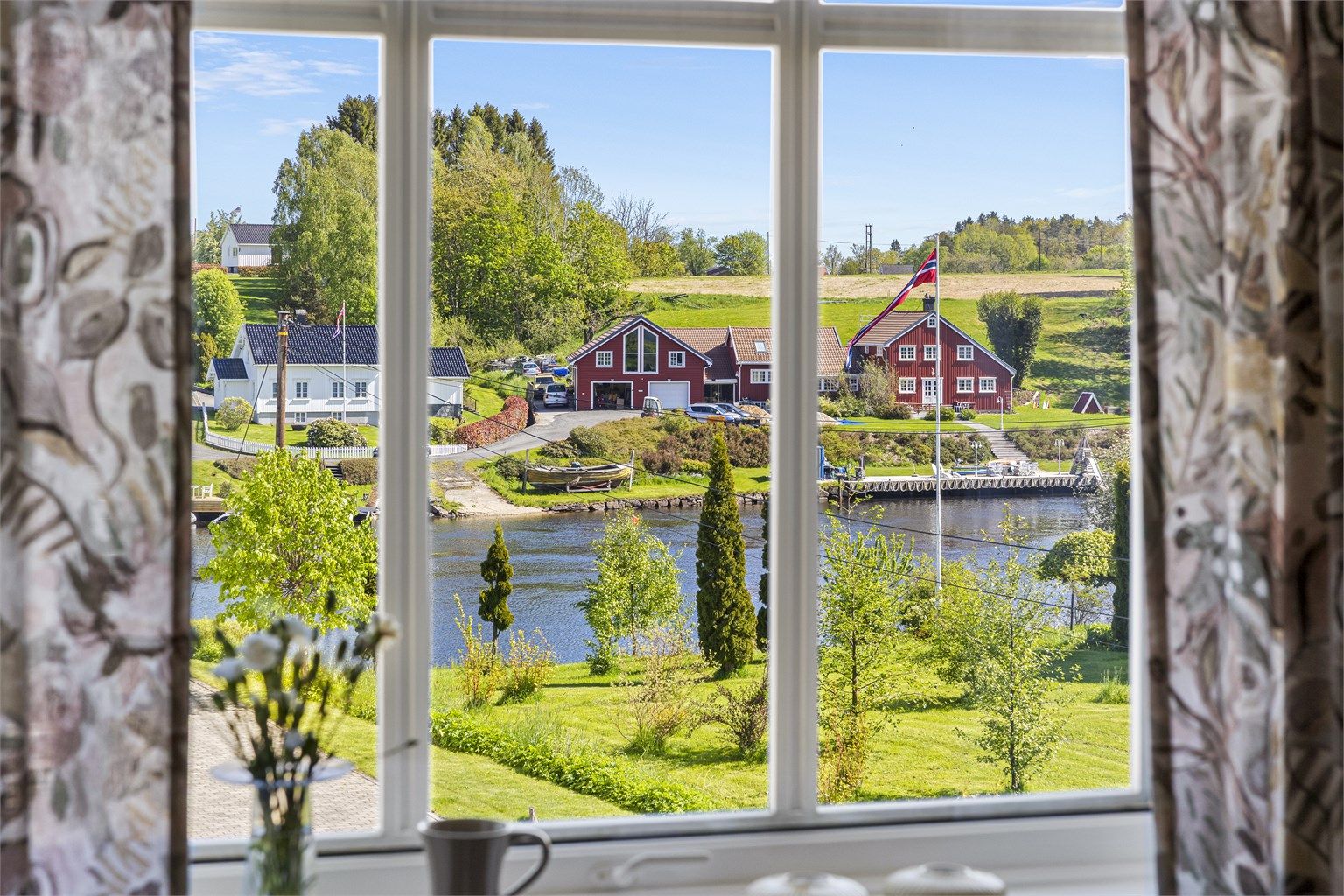 Fra flere av boligens rom er det fin utsikt mot Nidelva.