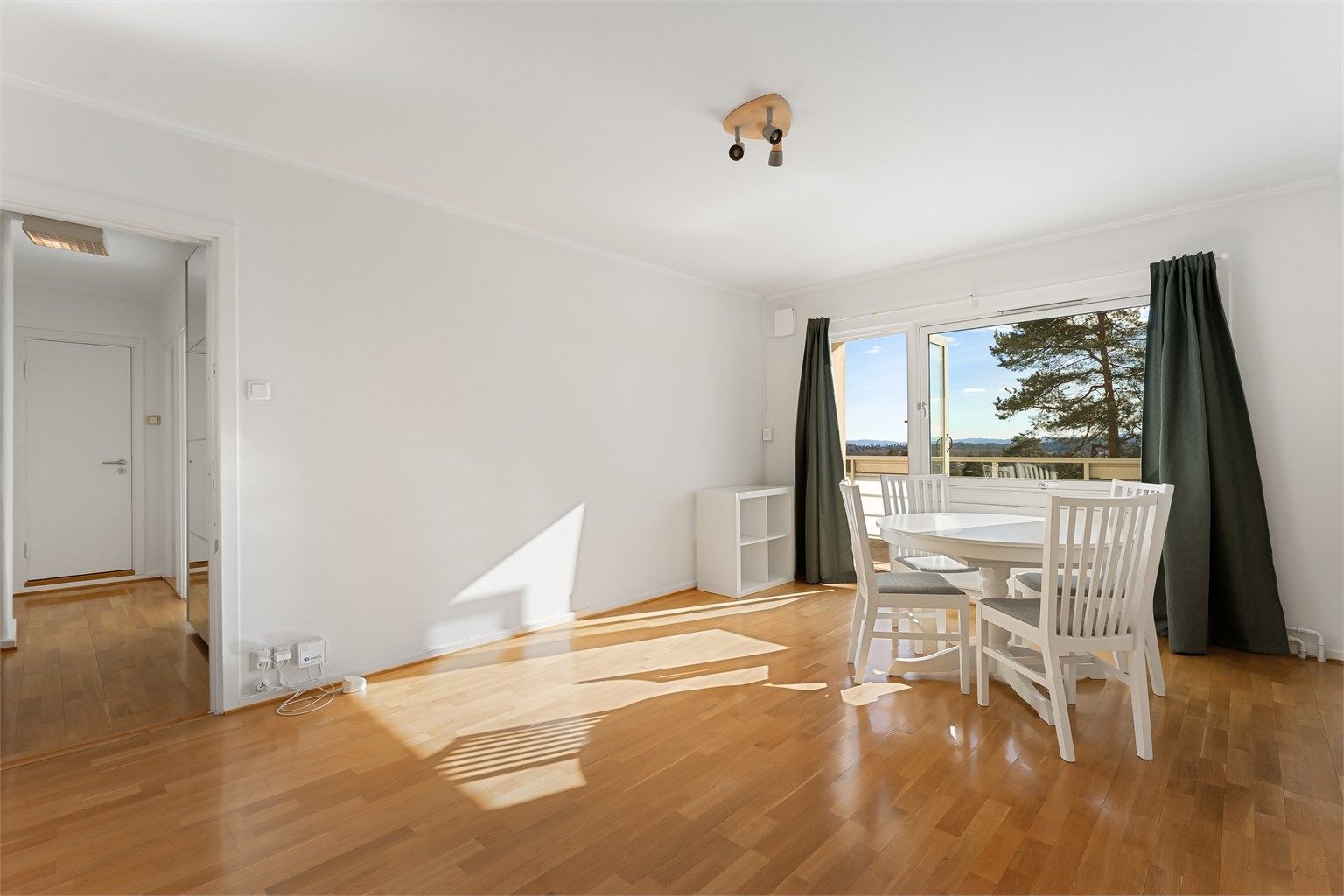 Stuen er lett å møblere og har plass til både sofagruppe og spisebord.