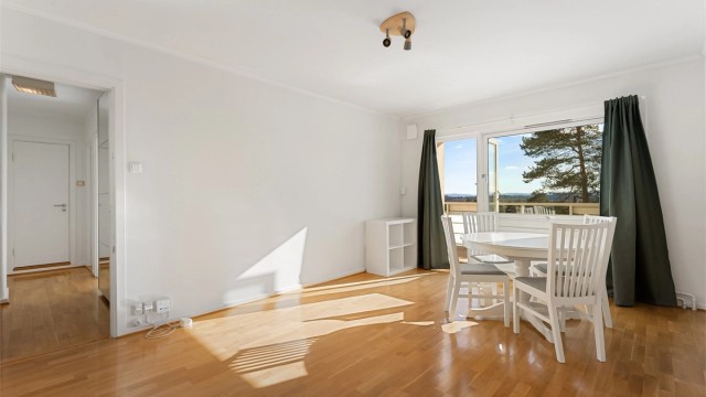 Stuen er lett å møblere og har plass til både sofagruppe og spisebord.