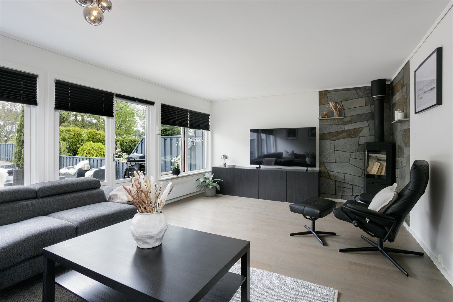 Det er peisovn med glassdør i stuen som gir en lun og hyggelig atmosfære